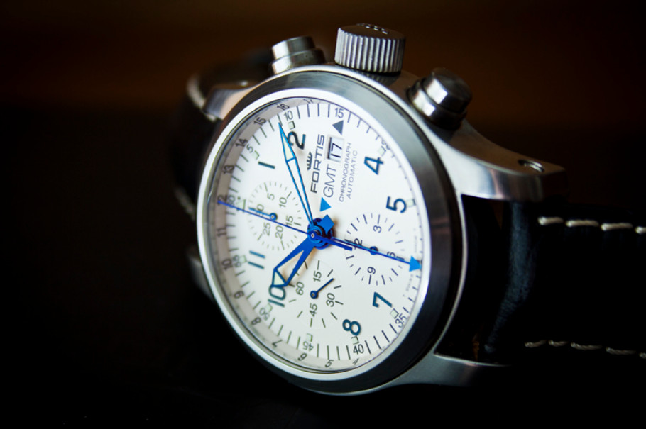 Fortis 3S - white watch aesthetic, white dial with blue hands and numerals. Against a dark background.