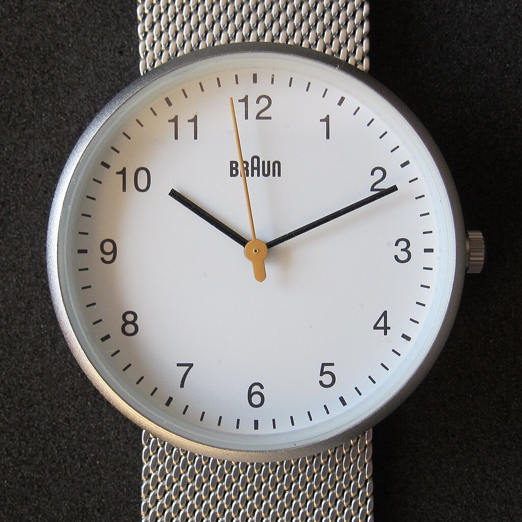 Braun Armbanduhr watch, simple aesthetics, white dial, on a dark grey background.