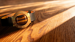 Stone-hold watch, gold. Thumbnail