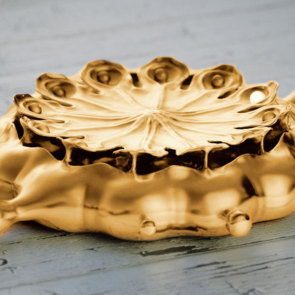 Poppy Seed Pod watch in 18k gold