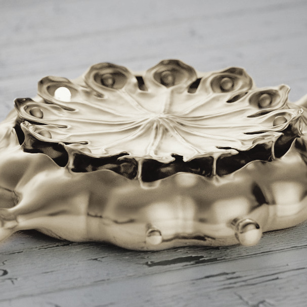 Poppy Seed Pod watch in white gold